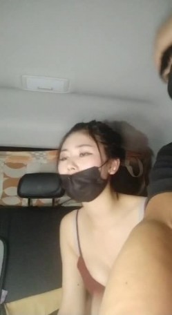 骚货晚上下班在同事车里发骚直播,被舔逼叫的好骚吃几把很熟练,被压在身下爆草呻吟叫爸爸,水声四溢