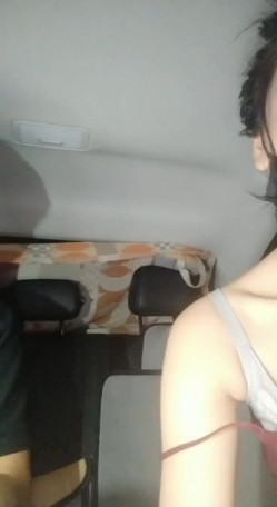 骚货晚上下班在同事车里发骚直播,被舔逼叫的好骚吃几把很熟练,被压在身下爆草呻吟叫爸爸,水声四溢