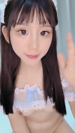 黑丝露脸极品小可爱,穿着性感的情趣装诱惑狼友,撩骚互动听指挥,揉奶玩逼道具抽插,浪叫呻吟不止精彩刺激