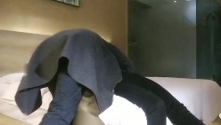 老哥【雀儿漫天飞】约了个高颜值01年妹子TP啪啪，上位骑乘床边后入猛操