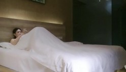 老哥【雀儿漫天飞】约了个高颜值01年妹子TP啪啪，上位骑乘床边后入猛操
