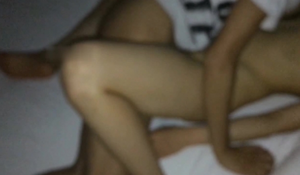 眼镜小伙灌醉迷翻女上司带回酒店双洞齐插 最后射了