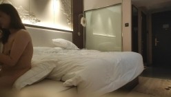 【胖子工作室】173CM大长腿御姐,跪着吸吮舔屌,多毛骚穴埋头舔,骑乘爆插,姿势轮换持续输出