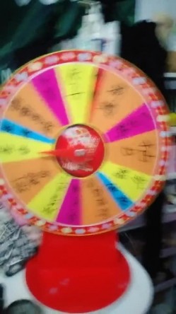 字母圈少妇露脸直播玩刺激游戏，刷礼物幸运大转盘，喝尿抽逼搞菊花，淫声荡语不断被狼友调教的骚母狗好刺激