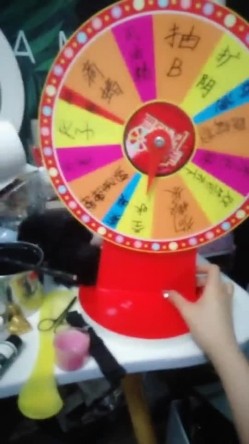 字母圈少妇露脸直播玩刺激游戏，刷礼物幸运大转盘，喝尿抽逼搞菊花，淫声荡语不断被狼友调教的骚母狗好刺激