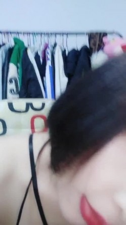 字母圈少妇露脸直播玩刺激游戏，刷礼物幸运大转盘，喝尿抽逼搞菊花，淫声荡语不断被狼友调教的骚母狗好刺激