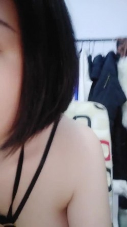 字母圈少妇露脸直播玩刺激游戏，刷礼物幸运大转盘，喝尿抽逼搞菊花，淫声荡语不断被狼友调教的骚母狗好刺激