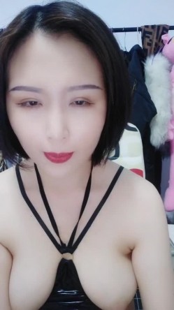 字母圈少妇露脸直播玩刺激游戏，刷礼物幸运大转盘，喝尿抽逼搞菊花，淫声荡语不断被狼友调教的骚母狗好刺激