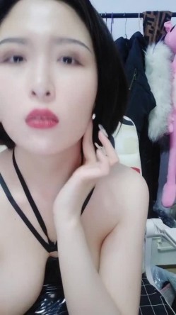 字母圈少妇露脸直播玩刺激游戏，刷礼物幸运大转盘，喝尿抽逼搞菊花，淫声荡语不断被狼友调教的骚母狗好刺激