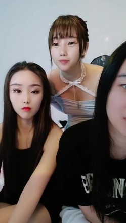 直播间来新人，三女一男调教新人爆草，全程露脸颜值很高妩媚撩人，激情上位抽插浪荡呻吟，让小哥多体位蹂躏
