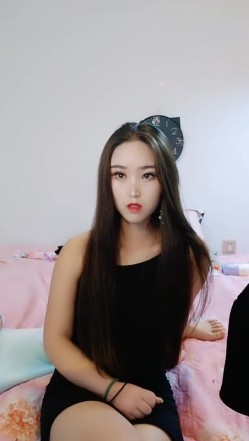直播间来新人，三女一男调教新人爆草，全程露脸颜值很高妩媚撩人，激情上位抽插浪荡呻吟，让小哥多体位蹂躏