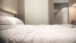 【91沈先生】18岁白虎小萝莉来了大姨妈，300块亲下咪咪退货，第二个妹子口活不给力，老金怒斥到哭泣不止