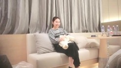 【91沈先生】18岁白虎小萝莉来了大姨妈，300块亲下咪咪退货，第二个妹子口活不给力，老金怒斥到哭泣不止