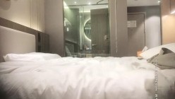 【91沈先生】18岁白虎小萝莉来了大姨妈，300块亲下咪咪退货，第二个妹子口活不给力，老金怒斥到哭泣不止