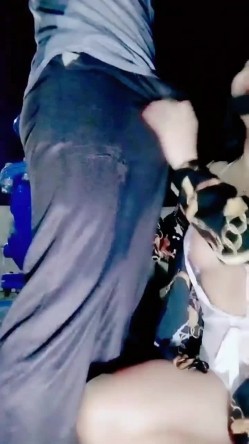 骚逼少妇 ️深夜户外露出直播,大胆勾引路人大叔,叫大叔配合拍一下 ️找个角落免费给大叔摸奶子操B穴~真的太骚太刺激啦!