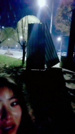 骚逼少妇 ️深夜户外露出直播,大胆勾引路人大叔,叫大叔配合拍一下 ️找个角落免费给大叔摸奶子操B穴~真的太骚太刺激啦!