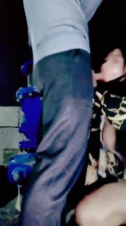 骚逼少妇 ️深夜户外露出直播,大胆勾引路人大叔,叫大叔配合拍一下 ️找个角落免费给大叔摸奶子操B穴~真的太骚太刺激啦!