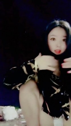骚逼少妇 ️深夜户外露出直播,大胆勾引路人大叔,叫大叔配合拍一下 ️找个角落免费给大叔摸奶子操B穴~真的太骚太刺激啦!