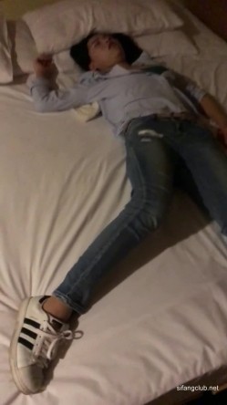 灌醉迷翻已婚女同事 ️带回酒店换上丝袜高跟各种虐玩