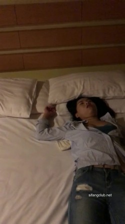 灌醉迷翻已婚女同事 ️带回酒店换上丝袜高跟各种虐玩