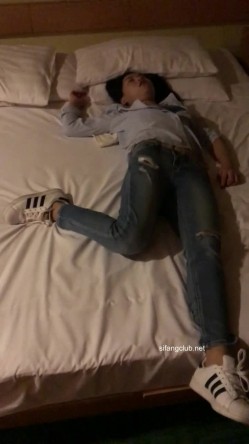 灌醉迷翻已婚女同事 ️带回酒店换上丝袜高跟各种虐玩