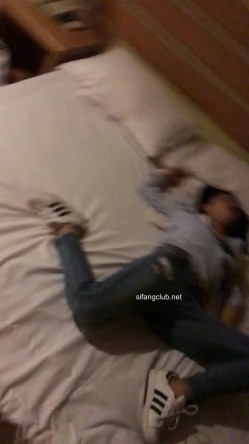 灌醉迷翻已婚女同事 ️带回酒店换上丝袜高跟各种虐玩