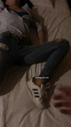 灌醉迷翻已婚女同事 ️带回酒店换上丝袜高跟各种虐玩