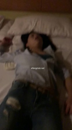 灌醉迷翻已婚女同事 ️带回酒店换上丝袜高跟各种虐玩