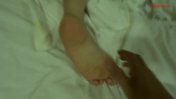 猥琐摄影师迷翻兼职的美少女模特趴光了各种玩完整版