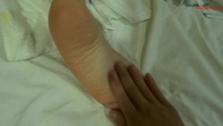 猥琐摄影师迷翻兼职的美少女模特趴光了各种玩完整版