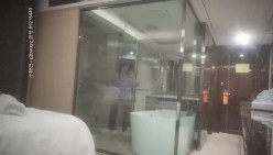 女性私密养生会所新客户周末来减压的苗条白领丽人被推油少年草到爽叫