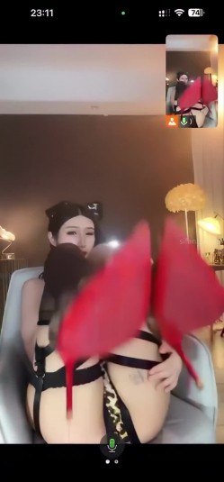 虎牙风骚性感,极品女神【冯可桔】土豪重金1V1,撩人裸舞,脸逼同框道具紫薇,撸点超高