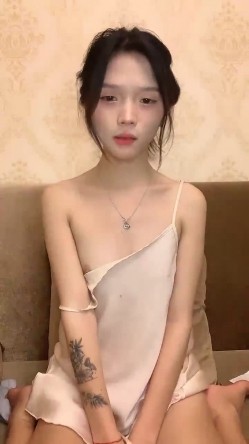 骨感少女【花琪琪】裸舞诱惑~白色丝袜情趣睡衣~道具自慰~掰穴特写太美了