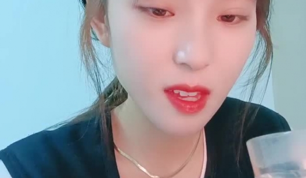 超美颜值女神，炮友没在自慰，外表清纯脱掉衣服一脸