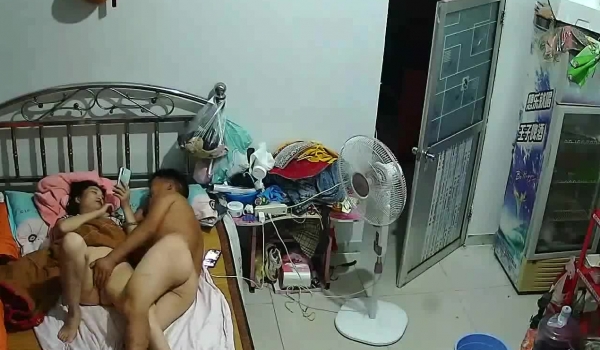 黑客破解家庭网络摄像头监控偷拍皮肤黝黑哥一边看抖
