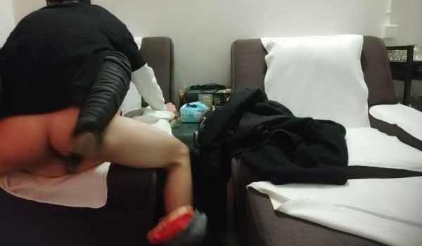 新人小伙第一次用设备有点紧张 老在害怕被鸡发现