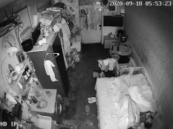 《家庭摄像头破解》不同场景偷窥多位夫妻各种姿势啪啪啪