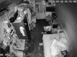 《家庭摄像头破解》不同场景偷窥多位夫妻各种姿势啪啪啪