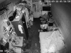 《家庭摄像头破解》不同场景偷窥多位夫妻各种姿势啪啪啪