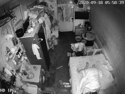 《家庭摄像头破解》不同场景偷窥多位夫妻各种姿势啪啪啪