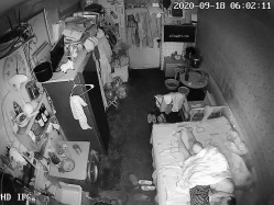 《家庭摄像头破解》不同场景偷窥多位夫妻各种姿势啪啪啪