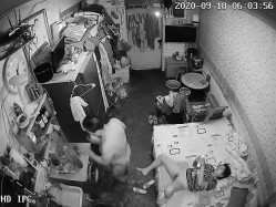 《家庭摄像头破解》不同场景偷窥多位夫妻各种姿势啪啪啪