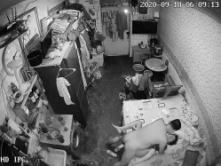 《家庭摄像头破解》不同场景偷窥多位夫妻各种姿势啪啪啪