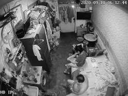 《家庭摄像头破解》不同场景偷窥多位夫妻各种姿势啪啪啪