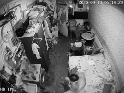 《家庭摄像头破解》不同场景偷窥多位夫妻各种姿势啪啪啪