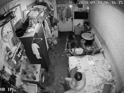 《家庭摄像头破解》不同场景偷窥多位夫妻各种姿势啪啪啪