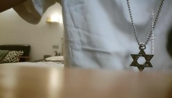 【顾陌探花】新晋探花 酒店偷拍粉衣小姐姐 大胸肤白风骚 抠穴啪啪老汉推车狂干一番