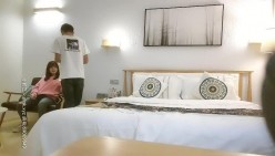 【顾陌探花】新晋探花 酒店偷拍粉衣小姐姐 大胸肤白风骚 抠穴啪啪老汉推车狂干一番