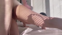 漂亮白虎萝莉小娇乳小粉穴，被大洋屌无套输出，屁眼还被塞了尾巴