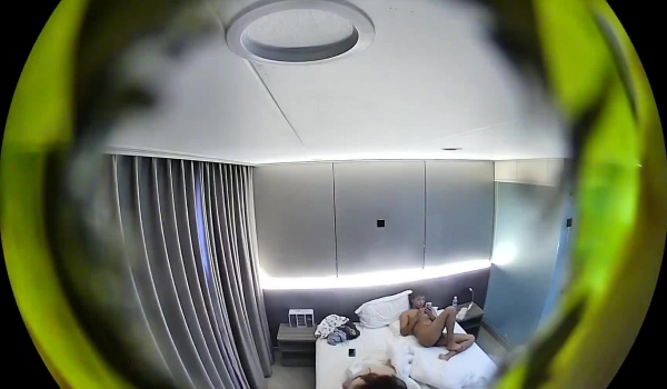 酒店黄金猫眼偷窥 ️年轻小伙内射白皙女友小姐姐穿